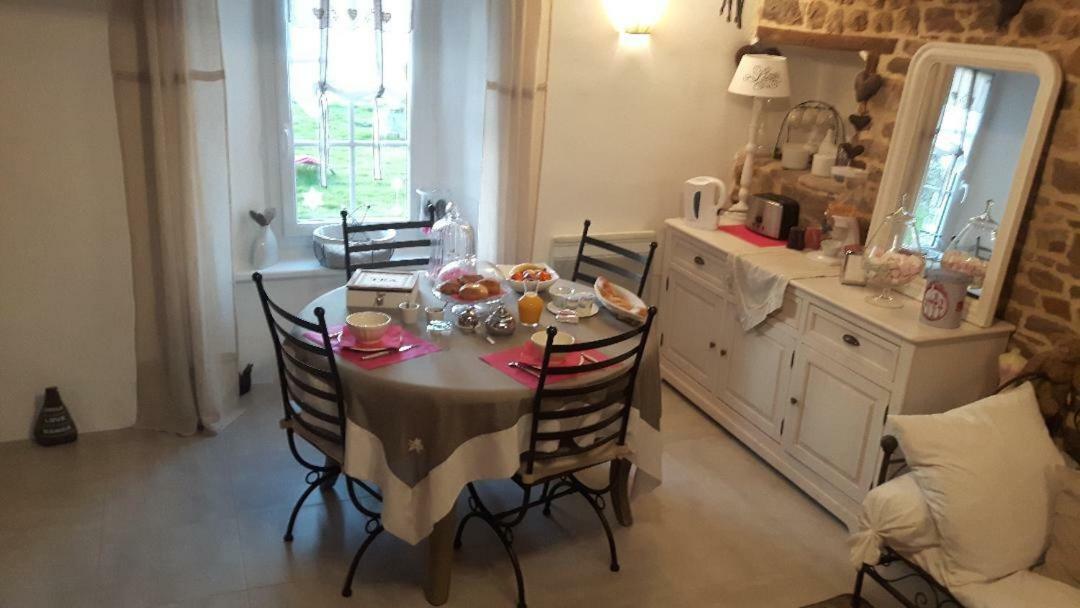 Chambres D'Hotes La Clef Des Champs Montpinchon 外观 照片